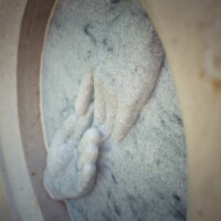 Grabstein mit künstlerischen Elementen