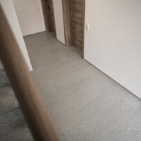 Steinboden und Steintreppe in Mehrfamilienhaus